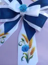 Синьо-білий бант із волошками та колосками на гумці — фото 3