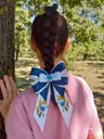 Синьо-білий бант із волошками та колосками на гумці — фото 5